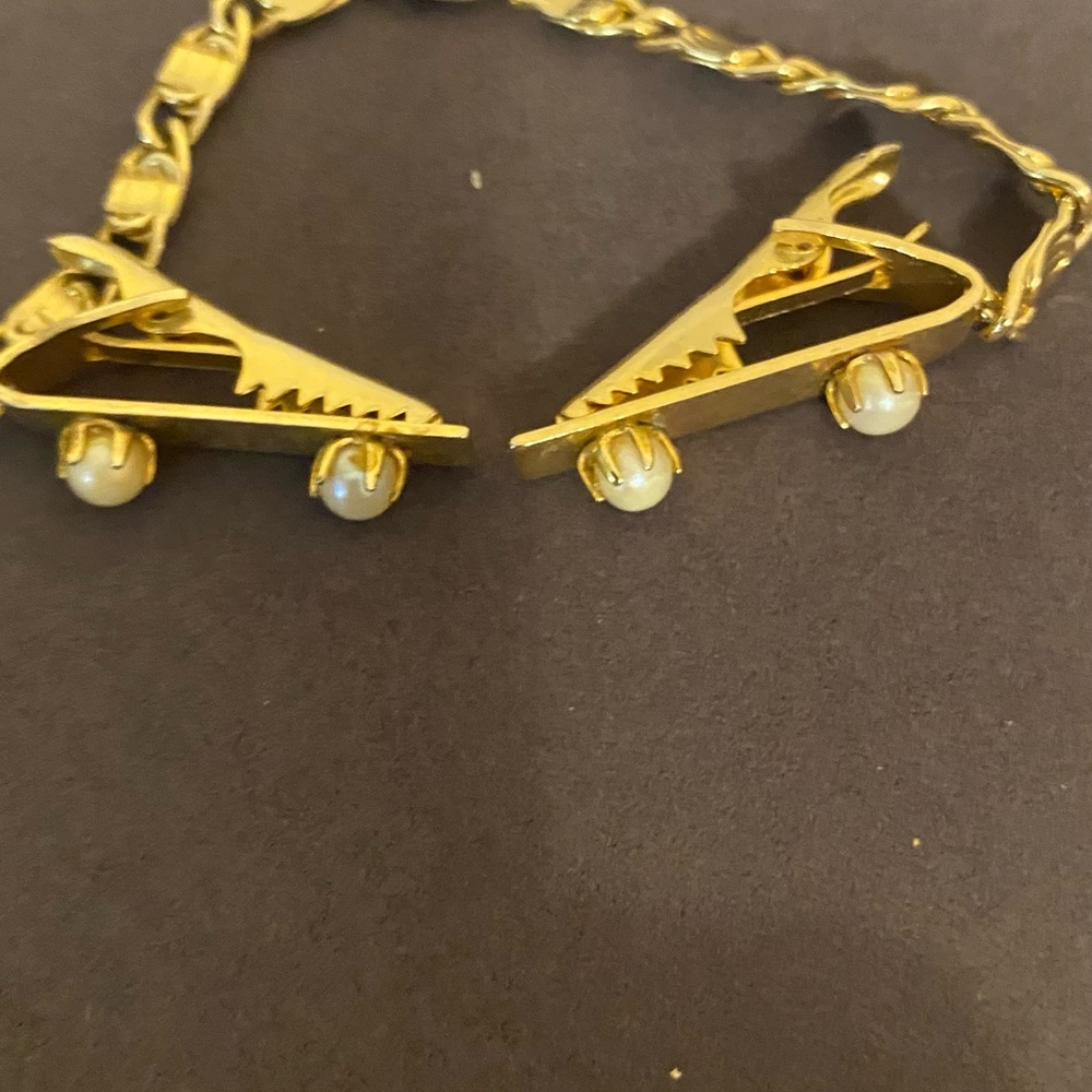 Vintage Gold-Tone Pearl Accent Women’s sweater clip - Picture 4 of 9